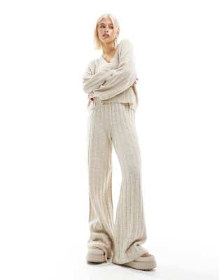 ASOS DESIGN - Hochwertiges, gestricktes Lounge-Set aus Pullover und Hose in Beige-Neutral