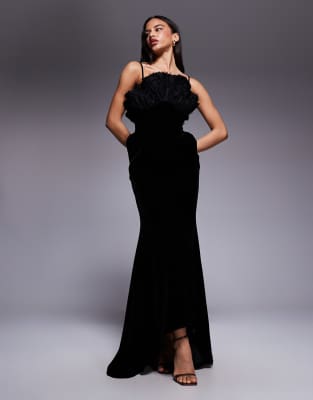 ASOS DESIGN - Hochwertiges Maxikleid aus Samt in Schwarz mit Oberteil mit strukturiertem Fächer-Detail-Rot