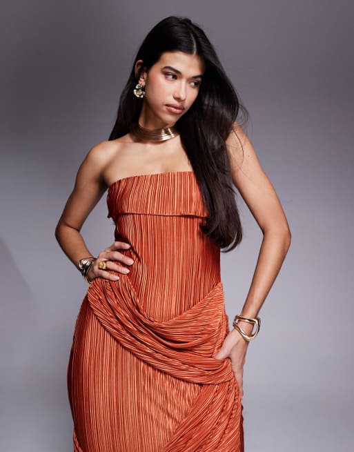ASOS DESIGN – Hochwertiges plissiertes Maxikleid ohne Träger in Rostrot mit drapierten Bahnen, 2 von 4