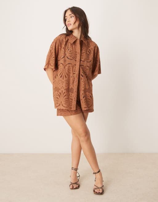 ASOS DESIGN – Hochwertiges Set in Tabakbraun mit Lochstickerei, aus Hemdbluse und Dad-Shorts