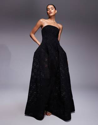 ASOS DESIGN - Hochwertiges, trägerloses Maxikleid aus Spitze in Schwarz mit weitem, strukturiertem Rock