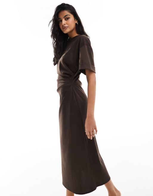 ASOS DESIGN – Hochwertiges wadenlanges T-Shirt-Kleid in Schokobraun mit Rundhalsausschnitt, umgeschlagenen Ärmeln und seitlichem Biesen-Detail