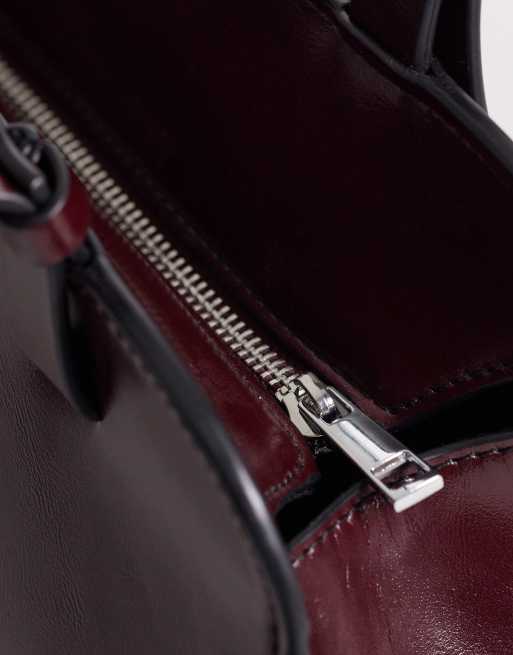 ASOS DESIGN - Hoekige bowlingtas met gespdetail in bordeauxrood, 3 van 4