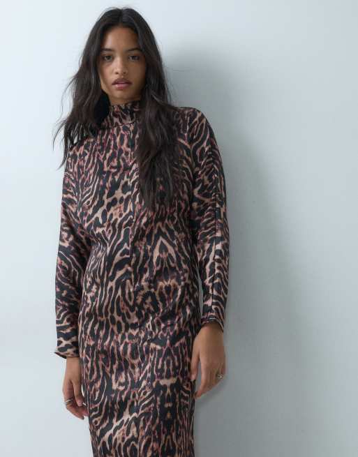 ASOS DESIGN hög krage satin smockmidiklänning med leopardmönster, 2 av 5
