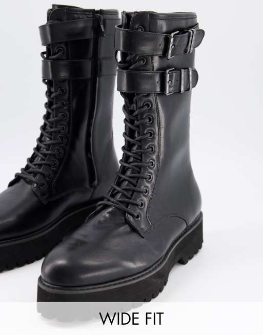 ASOS DESIGN – Hohe Schnürstiefel aus Kunstleder mit dicker Sohle und Metalldetails in Schwarz, in weiter Passform