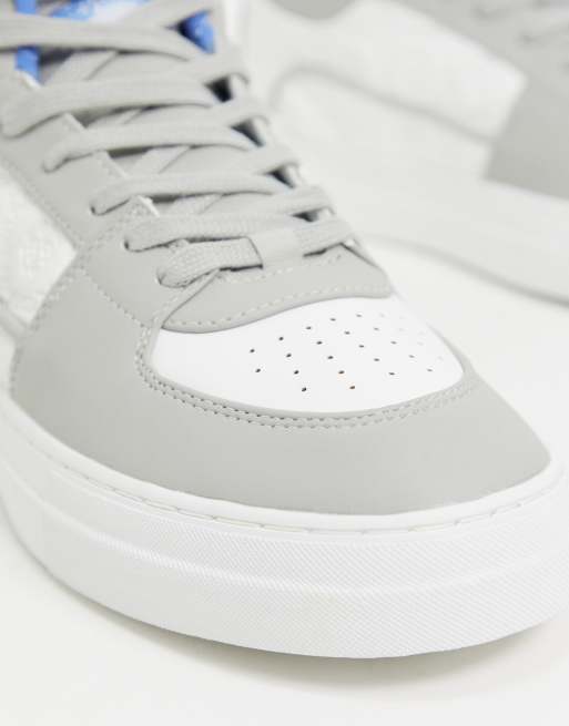 Asos Design Hohe Sneaker In Grau Und Weiss Mit Pragung Asos