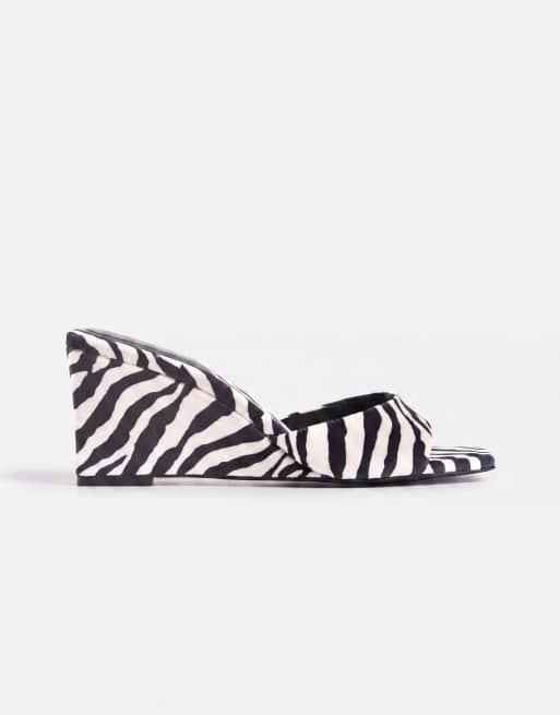 ASOS DESIGN Hola mules de cuña media con estampado de cebra, 2 de 8