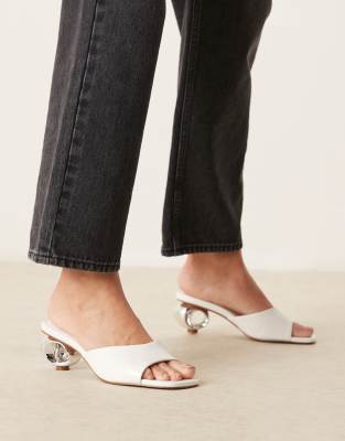 ASOS DESIGN - Holbrook - Mules in Weiß mit Absatz aus Metall