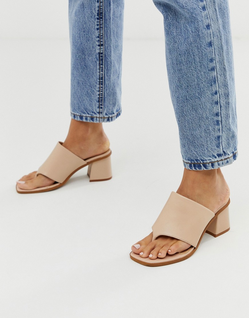 ASOS DESIGN – Hold up – Beige sandaler med klack i premiumläder
