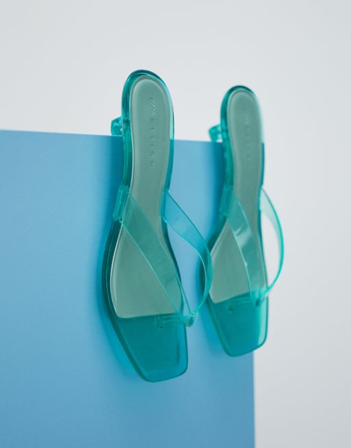 ASOS DESIGN – Holiday – Jelly-Zehenstegsandaletten in Grün mit Pfennigabsatz, 3 von 7