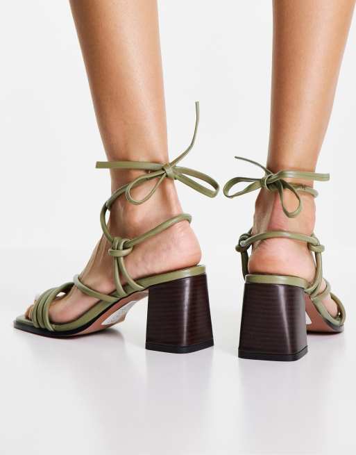 ASOS DESIGN – Hollow – Riemchensandalen mit Beinschnürung und mittelhohem Absatz in Salbeigrün, 2 von 4