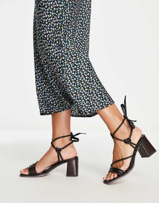 ASOS DESIGN - Hollow - Sorte sandaler med mellemhøj hæl og bindebånd om benet , 2 af 4