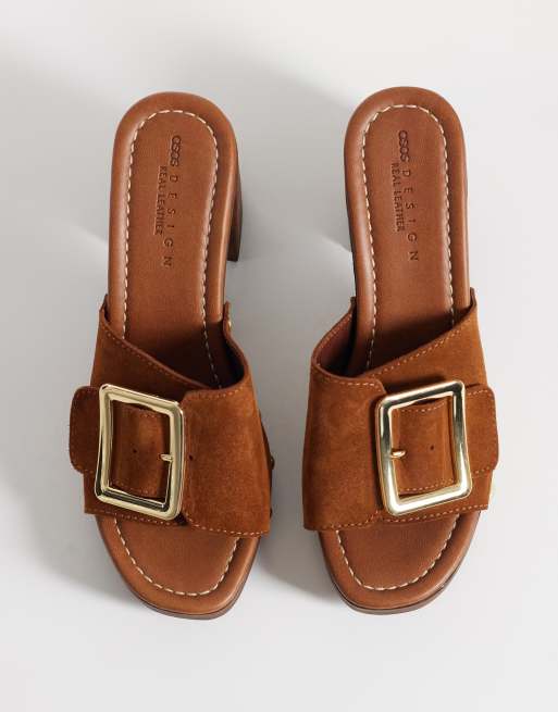 ASOS DESIGN – Hometown – Hochwertige Oversize-Mules-Clogs aus Wildleder in Hellbraun mit Absatz und Schnalle, 2 von 4
