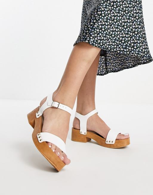 ASOS DESIGN – Honestly – Vita sandaler i träskomodell med halvhög klack