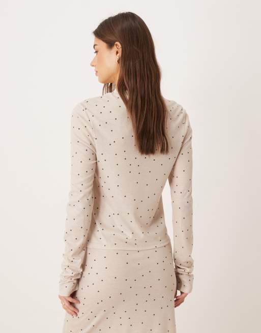 ASOS DESIGN – Honey – Gräddvit, prickig, åtsmitande pyjamastopp med långa ärmar, 4 av 4