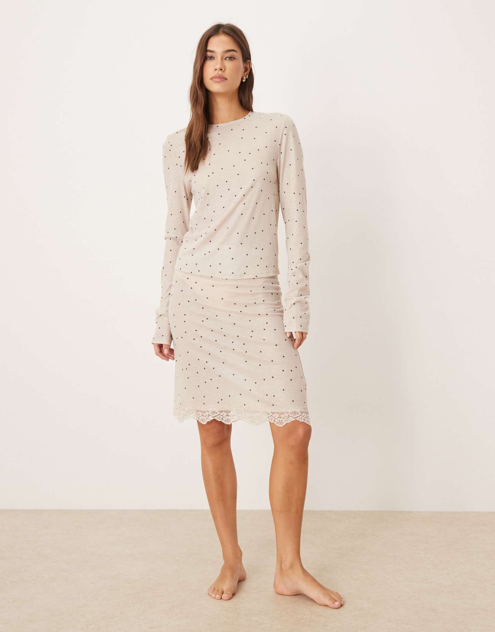 Облегающая юбка миди в медовый горошек от ASOS DESIGN с кружевной отделкой кремового цвета