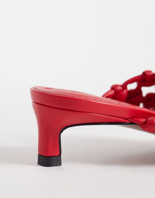 ASOS DESIGN – Honeybun – Zehenstegsandaletten in Rot mit verknotetem Webdesign und Kitten-Absatz, 3 von 4