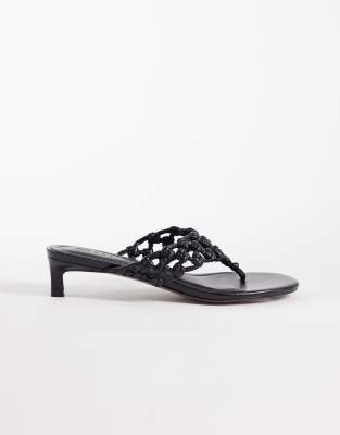 ASOS DESIGN - Honeybun - Zehenstegsandaletten in Schwarz mit verknotetem Webdesign und Kitten-Absatz