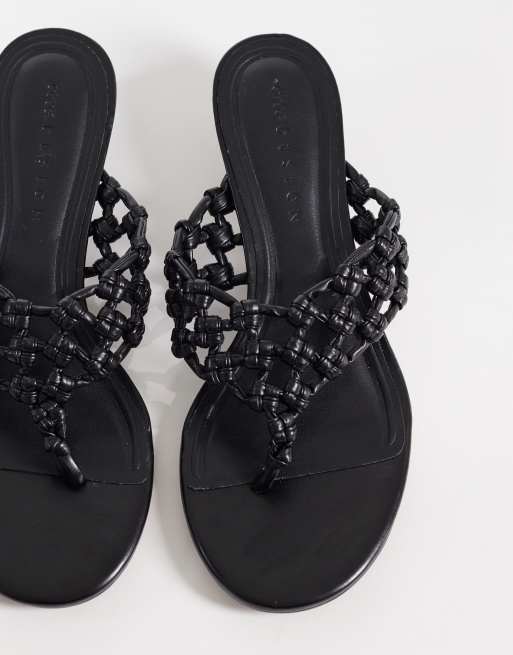 ASOS DESIGN – Honeybun – Zehenstegsandaletten in Schwarz mit verknotetem Webdesign und Kitten-Absatz, 2 von 4