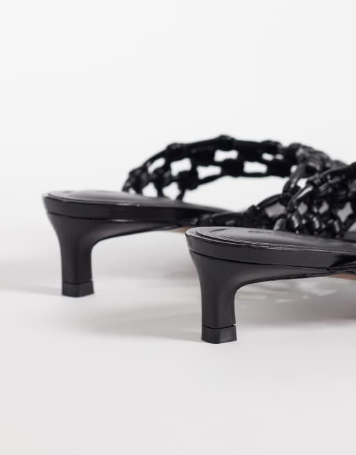 ASOS DESIGN – Honeybun – Zehenstegsandaletten in Schwarz mit verknotetem Webdesign und Kitten-Absatz, 3 von 4