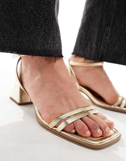 ASOS DESIGN - Honeydew - Sandalen met brede pasvorm en halfhoge blokhak in goud, 2 van 4
