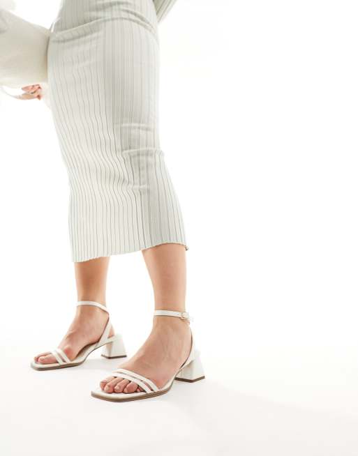ASOS DESIGN - Honeydew - Sandalen met halfhoge blokhak en brede pasvorm in ivoorwit, 2 van 4
