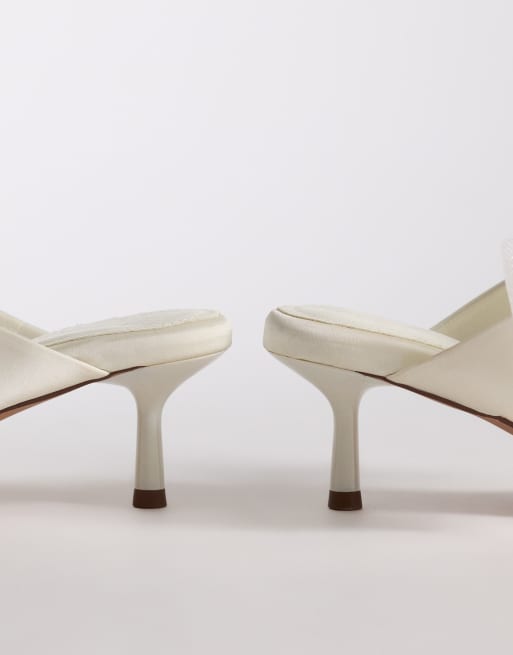 ASOS DESIGN – Honeymoon – Satin-Mules in Elfenbein mit mittelhohem Absatz und Schleife, 2 von 4