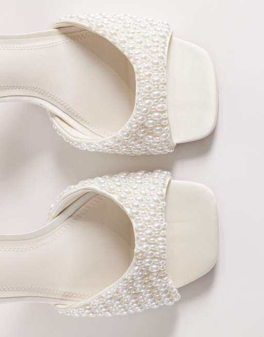 ASOS DESIGN – Honour – Perlenverzierte, filigrane Sandalen in Elfenbein mit mittelhohem Blockabsatz, 3 von 4
