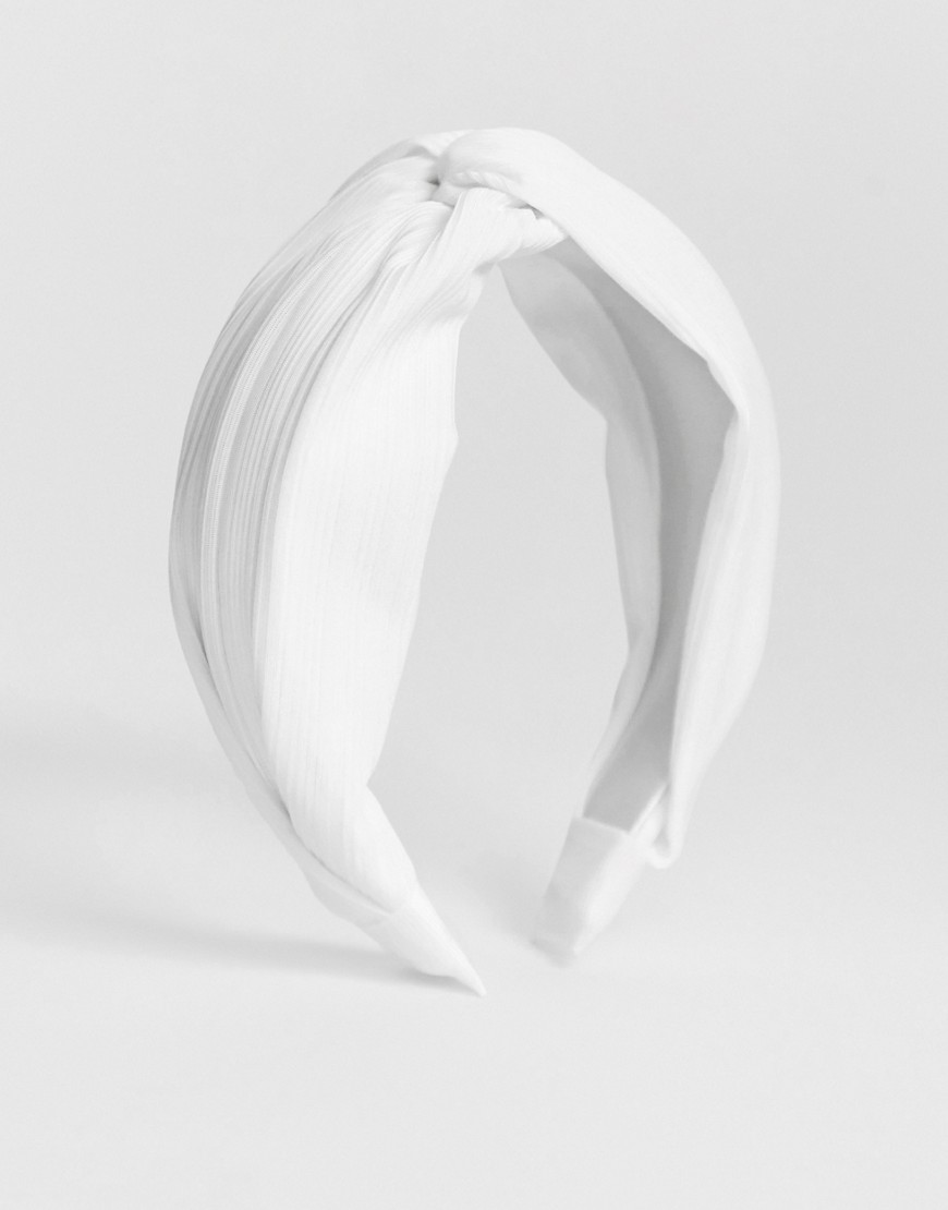 ASOS DESIGN - Hoofdband van plissé met knoopdetail in wit