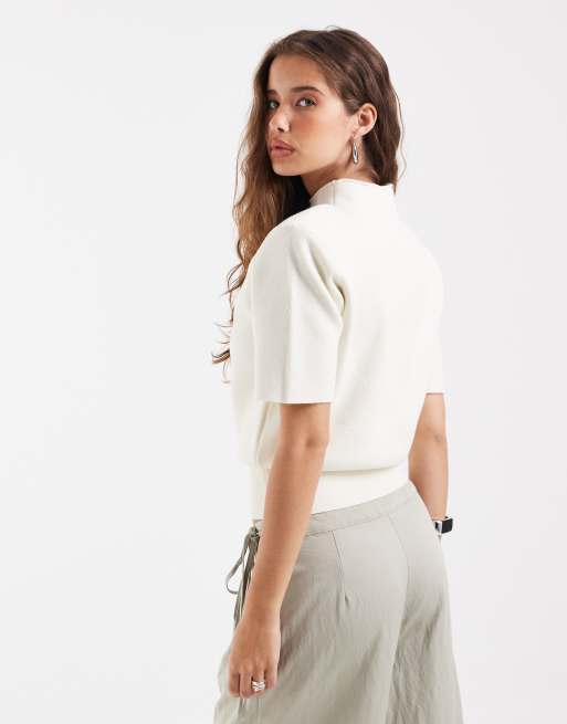 ASOS DESIGN hoogsluitend T-shirt met schoudervullingen en getailleerde taille in crème, 4 van 4