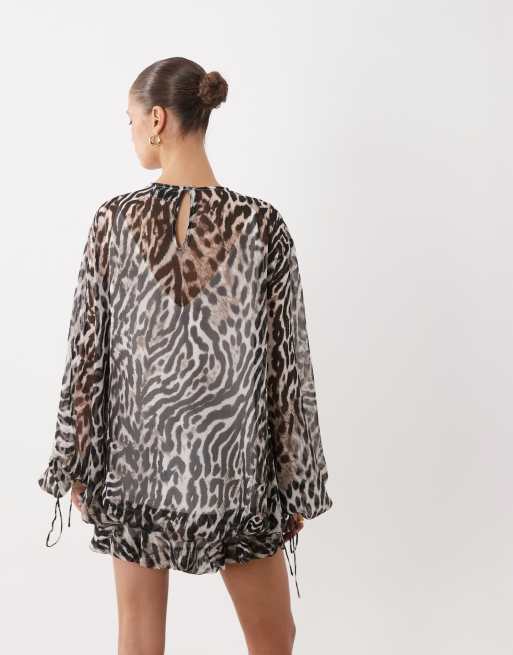 ASOS DESIGN hoogsluitende chiffon mini-jurk met blouson taille in dierenprint, 4 van 4