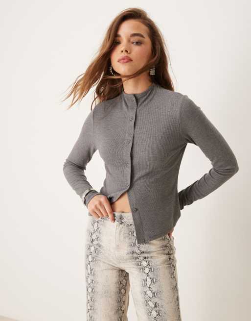ASOS DESIGN - Hoogsluitende cropped top met knopen in grijs