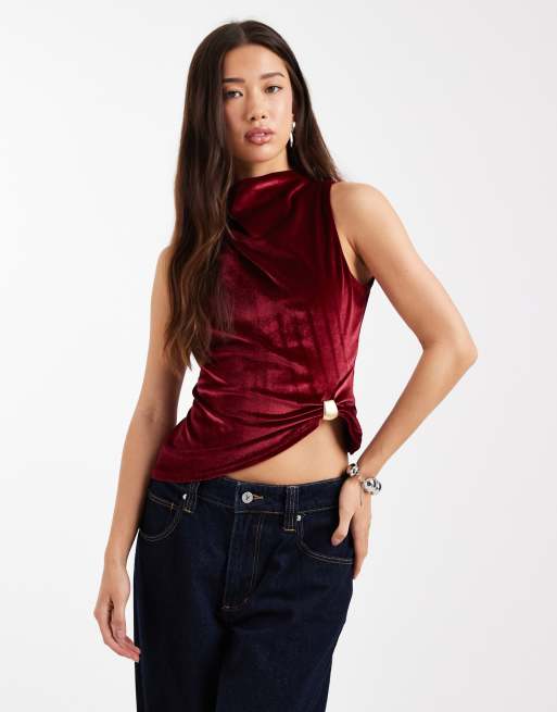 ASOS DESIGN - Hoogsluitende fluwelen top met asymmetrische zoom en afwerking in bordeauxrood