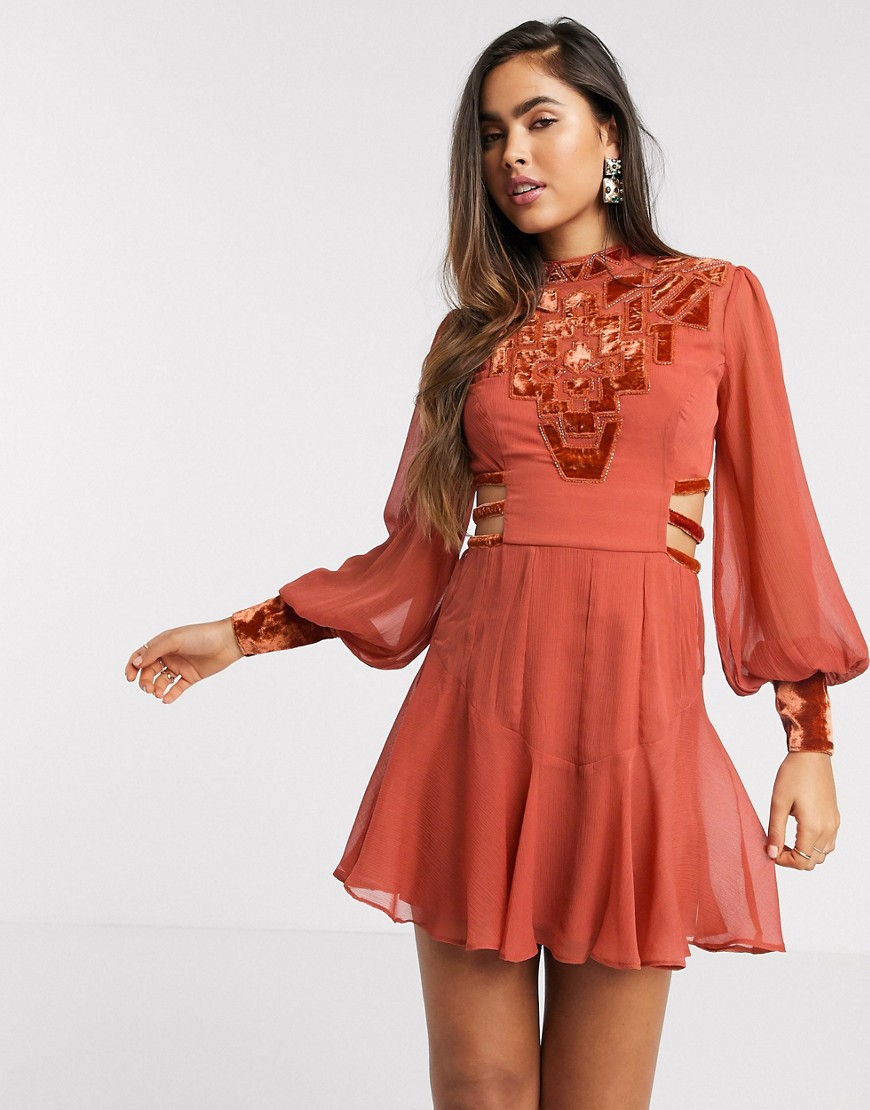ASOS DESIGN - Hoogsluitende geborduurde mini-jurk met open achterkant-Oranje