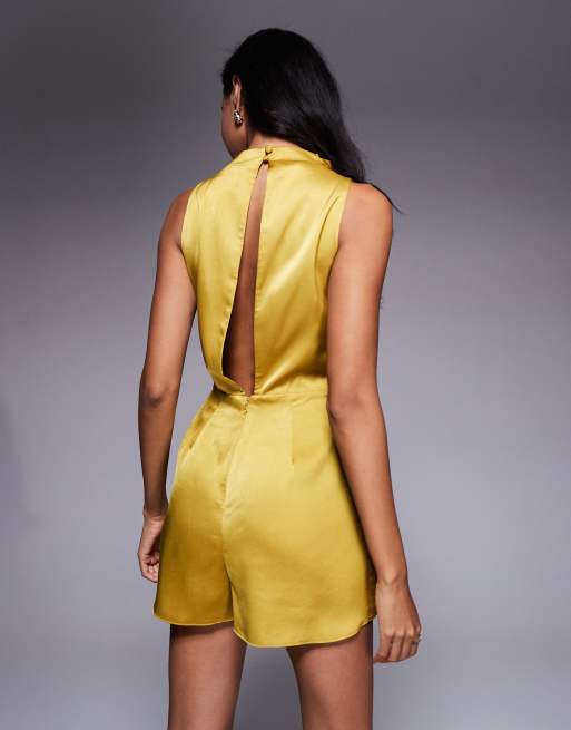 ASOS DESIGN - Hoogsluitende gedrapeerde playsuit van satijn in okergeel, 4 van 4