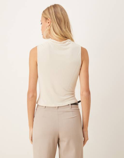 ASOS DESIGN - Hoogsluitende gerimpelde top van gladde stof in crème, 3 van 4
