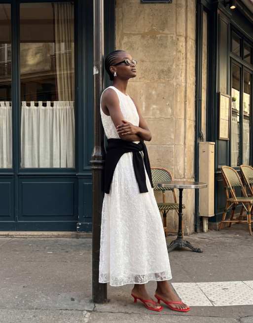 ASOS DESIGN - Hoogsluitende kanten maxi jurk met racerhals in wit, 10 van 11