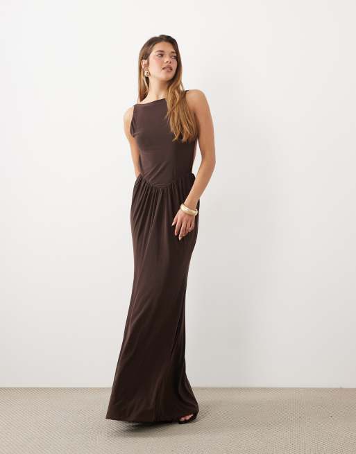 ASOS DESIGN hoogsluitende maxi jurk met lage rug in donkerbruin, 2 van 4