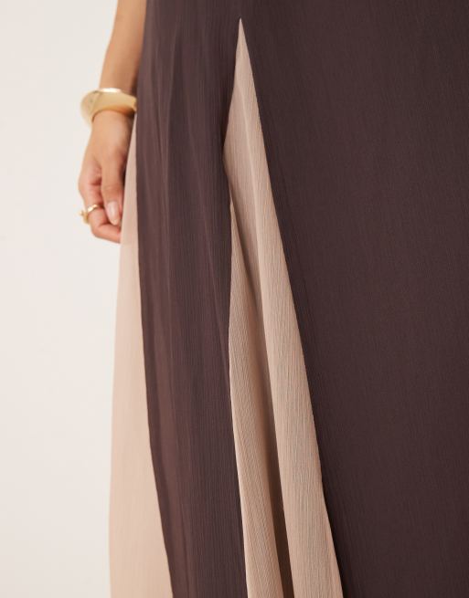 ASOS DESIGN - Hoogsluitende maxi jurk van chiffon met rok met contrasterende godetplooien in bruin, 3 van 4