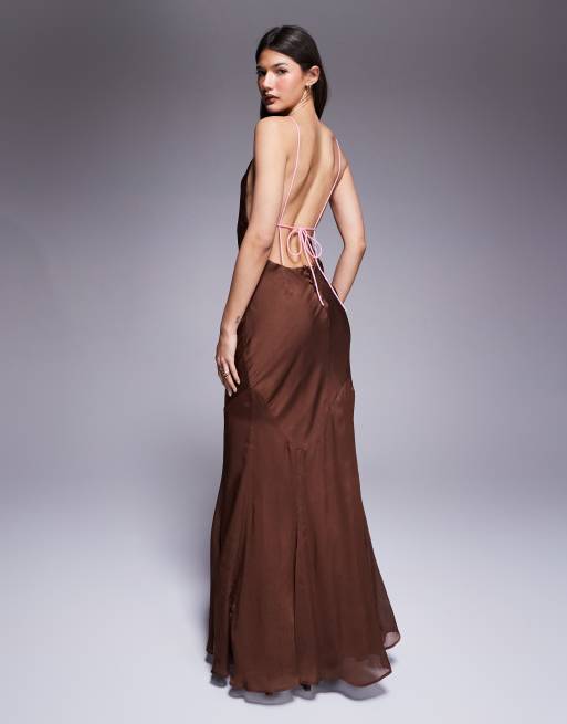 ASOS DESIGN - Hoogsluitende maxi jurk van satijn met fishtail in bruin, 3 van 4
