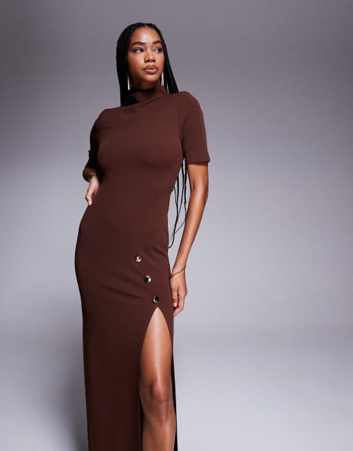 ASOS DESIGN - Hoogsluitende maxi kokerjurk met 3/4 mouwen, grote gouden knopen en split in bruin, 3 van 4