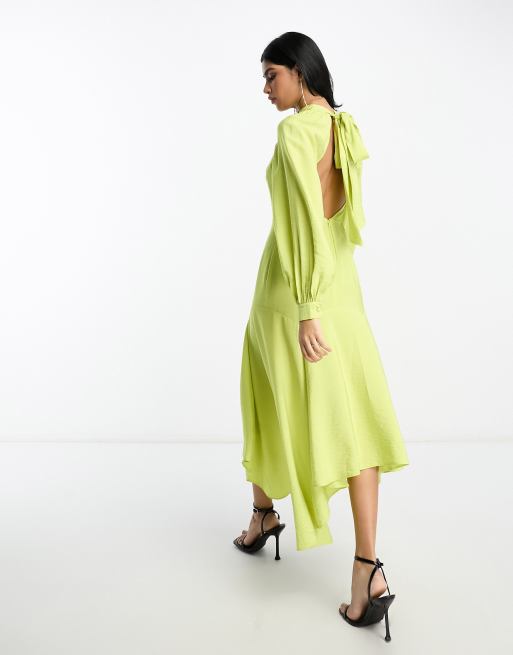 ASOS DESIGN - Hoogsluitende midaxi jurk met gestrikte achterkant, asymmetrische zoom en uitsnijding aan de voorkant in limoengroen