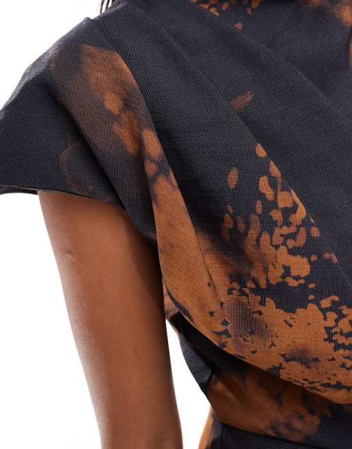ASOS DESIGN - Hoogsluitende midi-jurk met blote schouder, gedrapeerde details en abstracte bloemenprint, 2 van 4