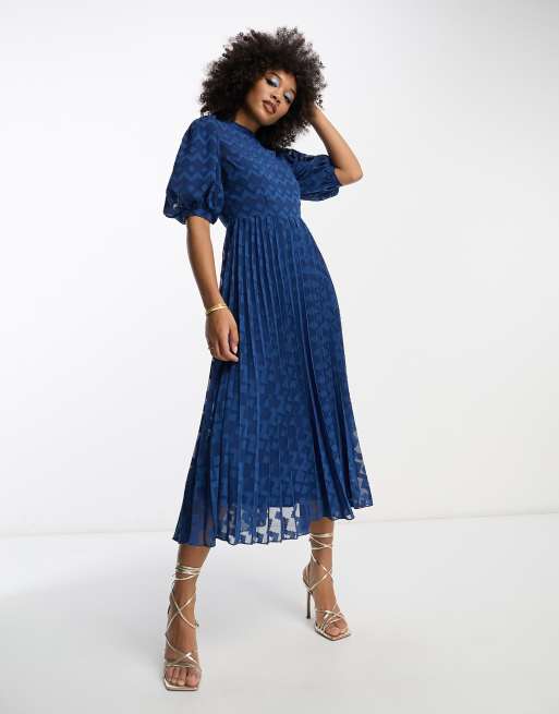 ASOS DESIGN - Hoogsluitende midi jurk van geplooide dobbystof met chevronmotief en pofmouwen in marineblauw