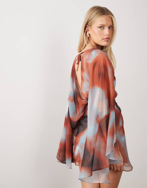 ASOS DESIGN - Hoogsluitende mini-jurk met gedrapeerde voorkant en extreme capemouwen in abstracte print, 4 van 4