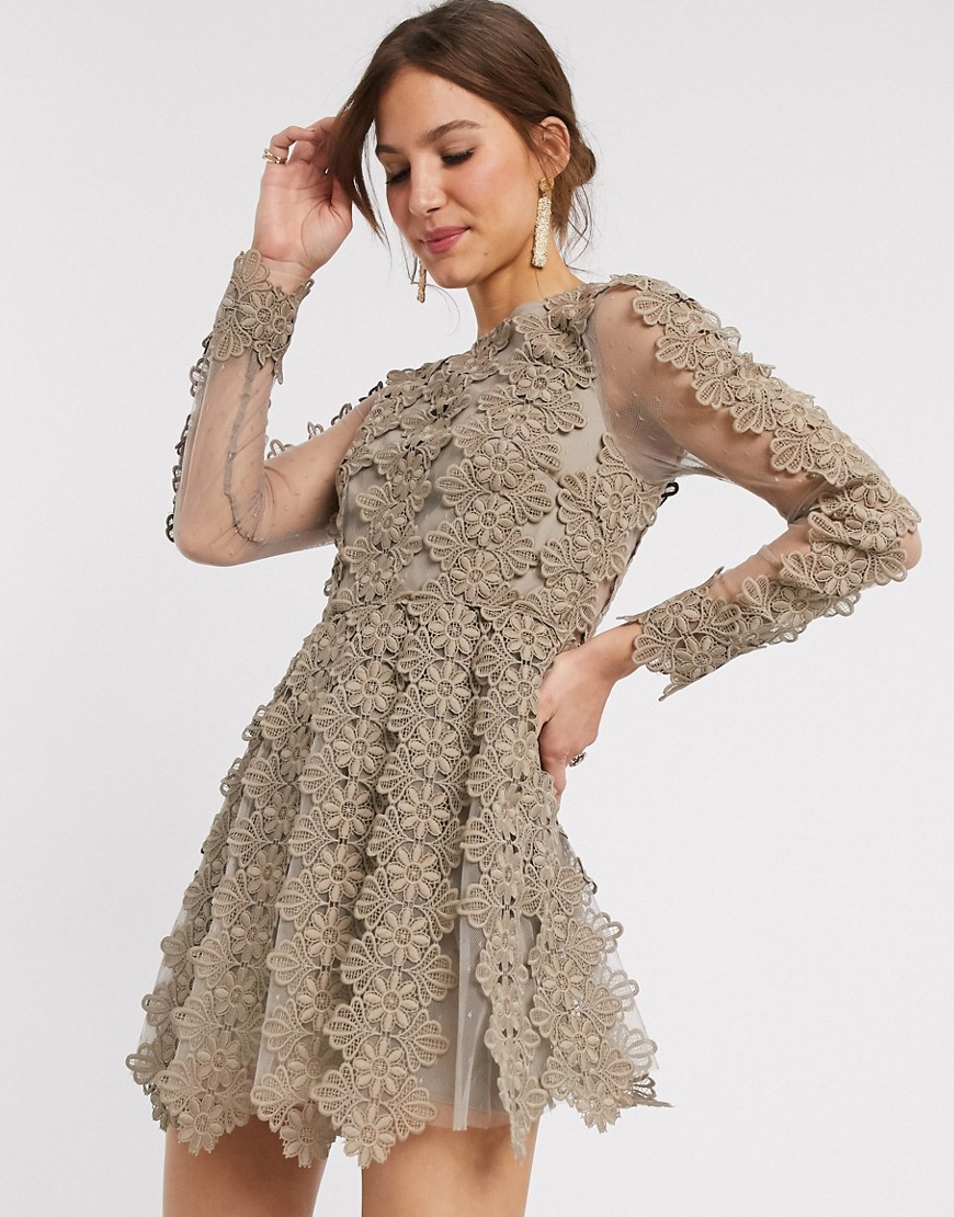 ASOS DESIGN - Hoogsluitende mini-jurk met lineair kant-Grijs