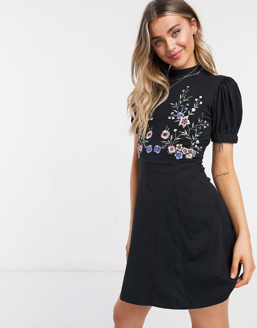 ASOS DESIGN - Hoogsluitende mini-jurk met pofmouwen en borduursels in zwart