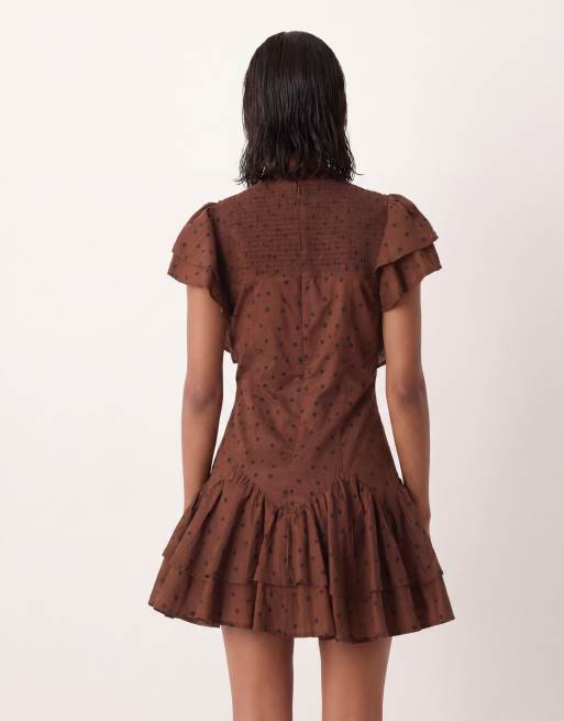 ASOS DESIGN - Hoogsluitende mini jurk met ruches, smokwerk en stippen in chocoladebruin, 4 van 4