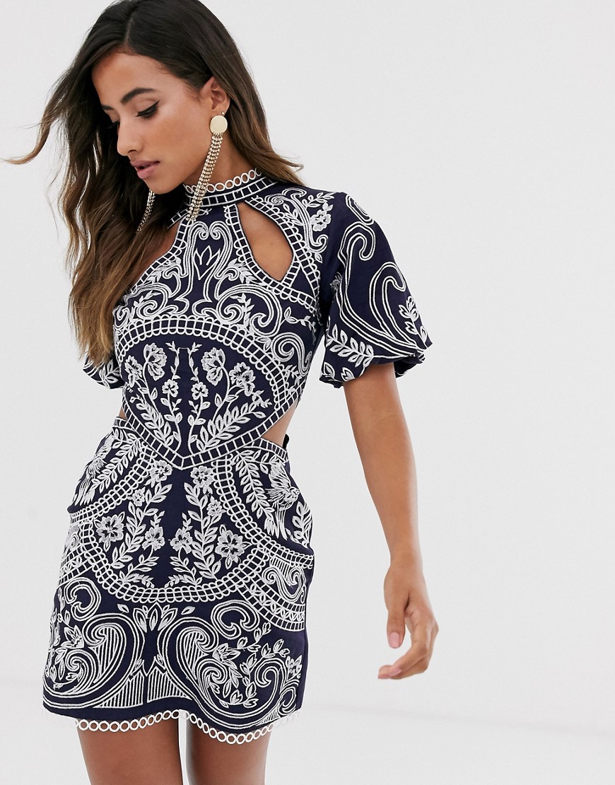 ASOS DESIGN - Hoogsluitende mini-jurk met structuur en borduursel-Multi