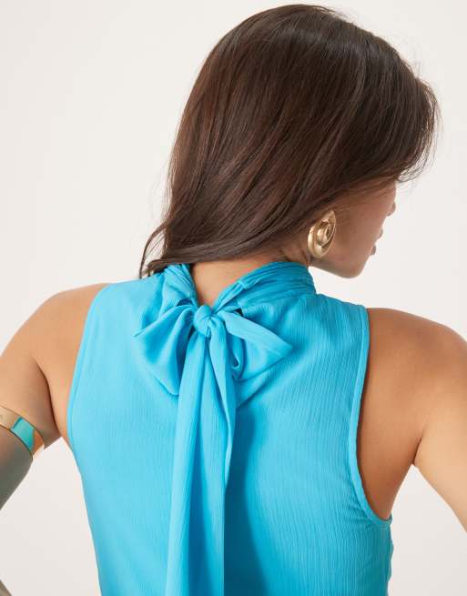 ASOS DESIGN - Hoogsluitende mini jurk van chiffon met gedrapeerde achterkant in felblauw, 3 van 4